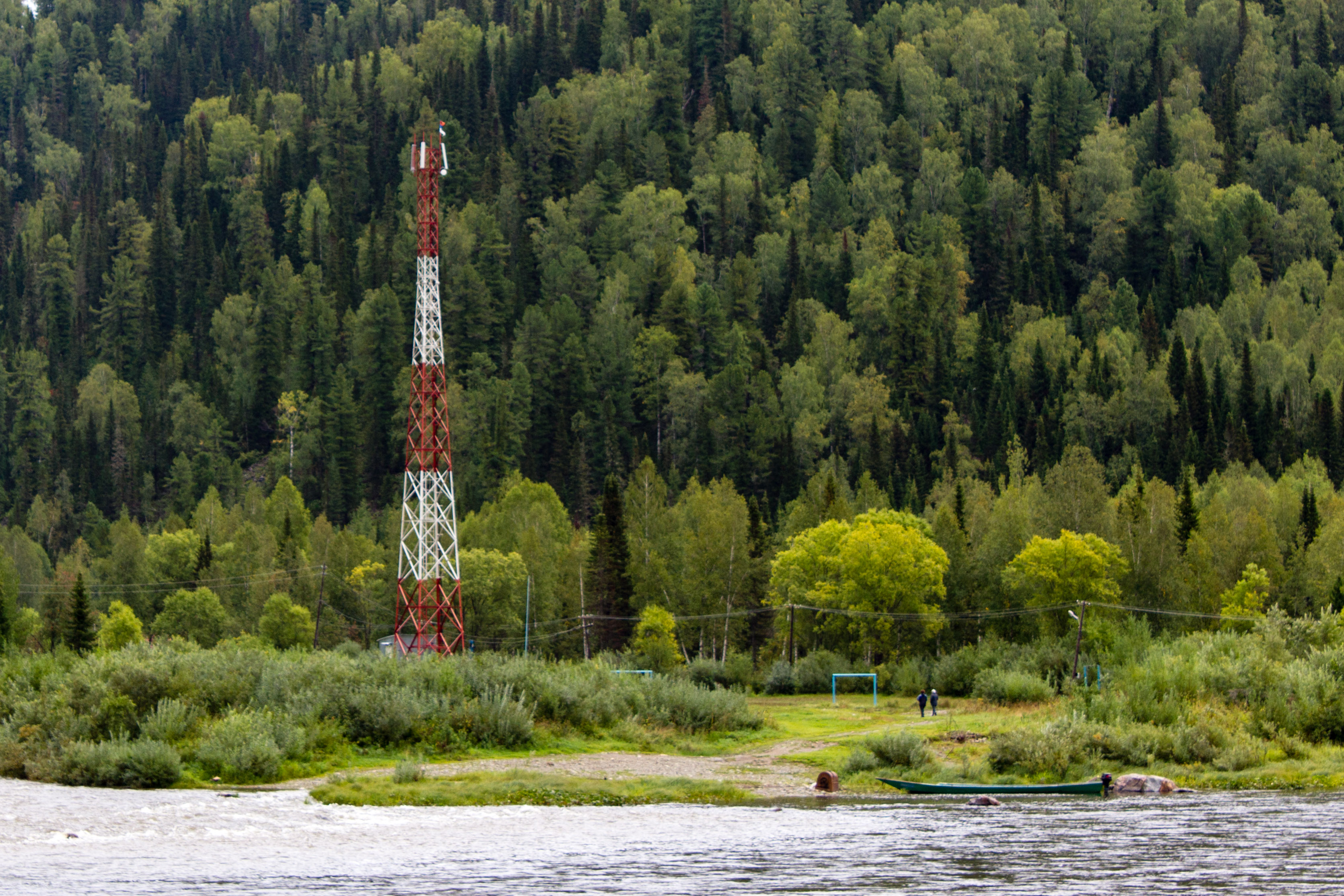 Схема работы сотовой связи с базовыми станциями и мобильными устройствами